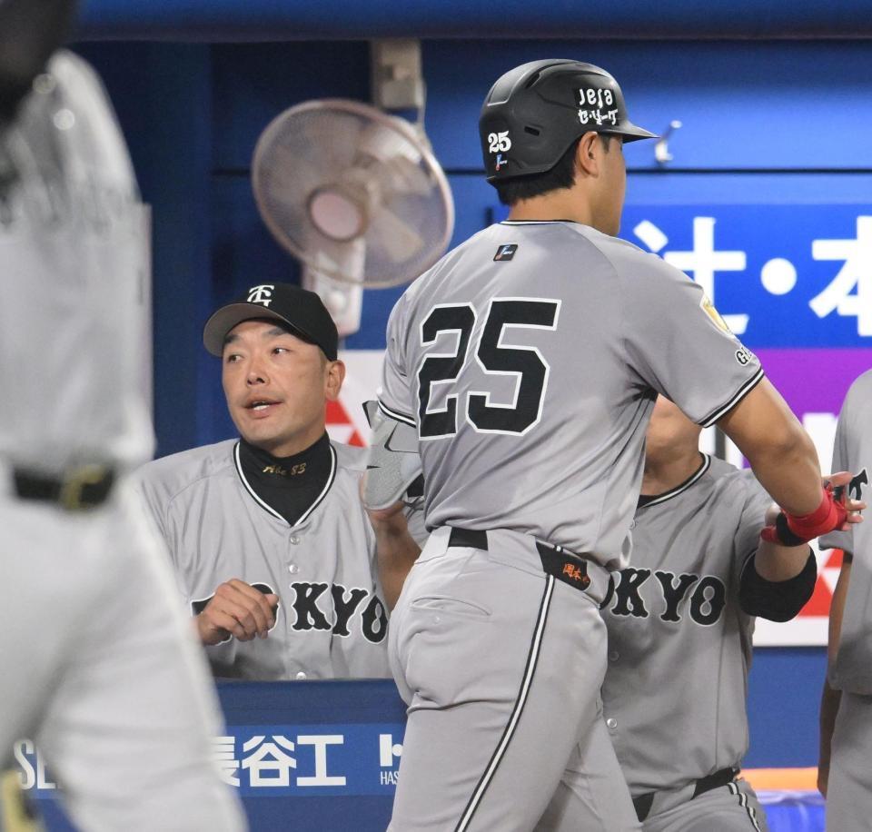 　５回、同点２ランを放った岡本（右）を迎える阿部監督（撮影・伊藤笙子）
