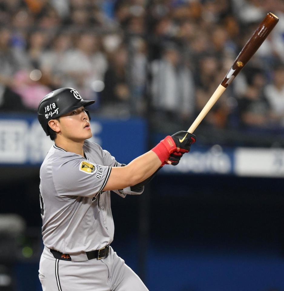 　５回、同点に追いつく右越え２ランを放つ岡本（撮影・伊藤笙子）