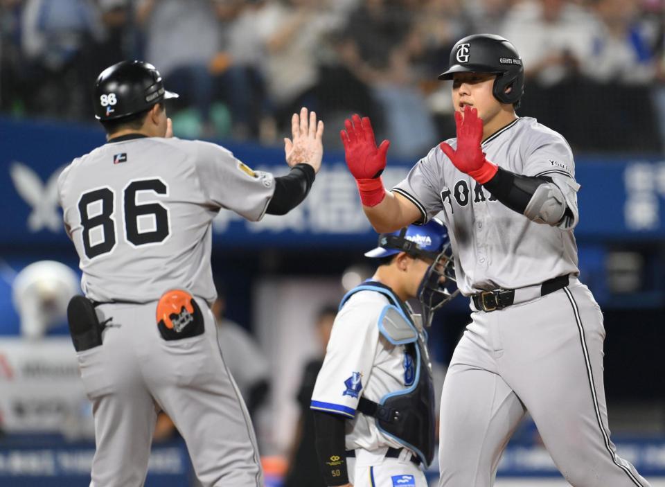 　５回、同点に追いつく右越え２ランを放ち、生還する岡本（右）＝撮影・伊藤笙子