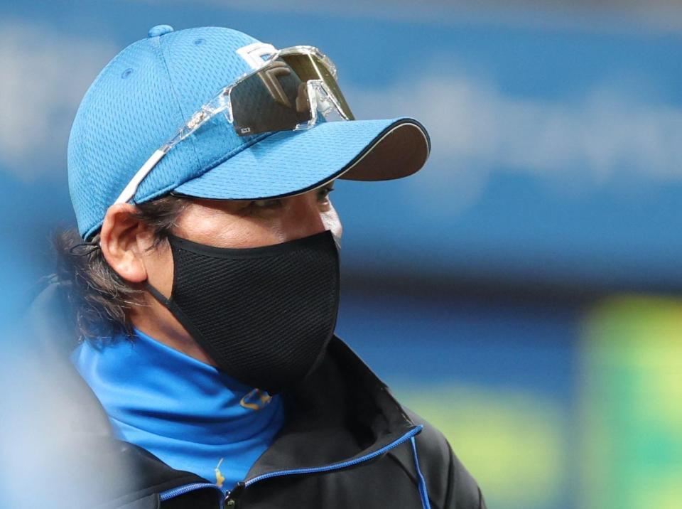 　６回、投手交代を告げる新庄監督（撮影・西岡正）