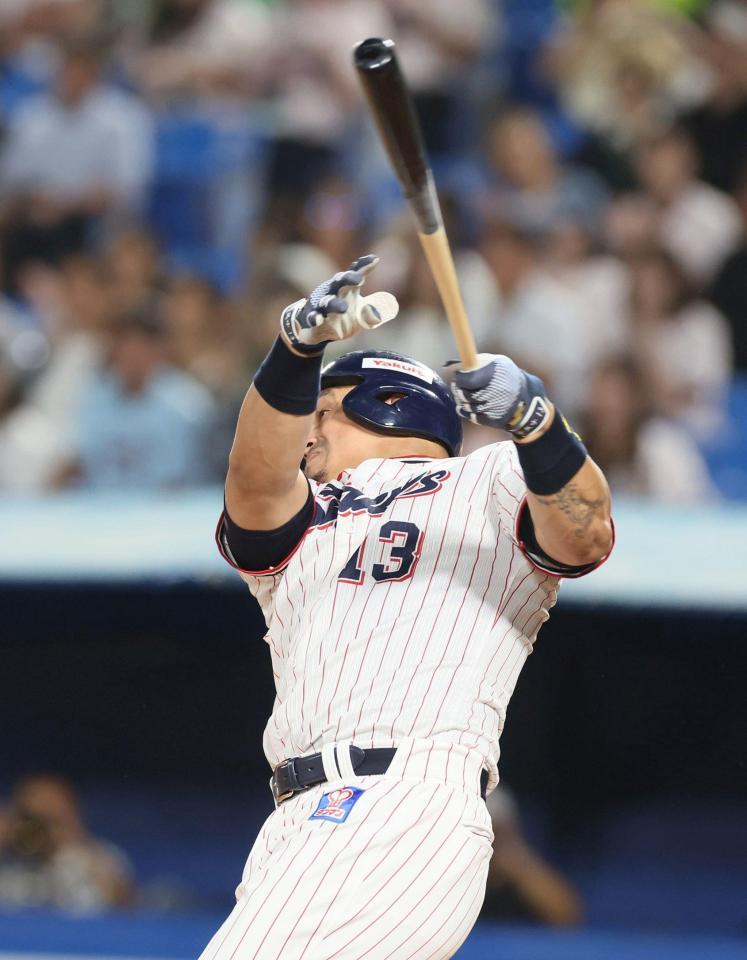 　３回、適時打を放つオスナ（撮影・石井剣太郎）