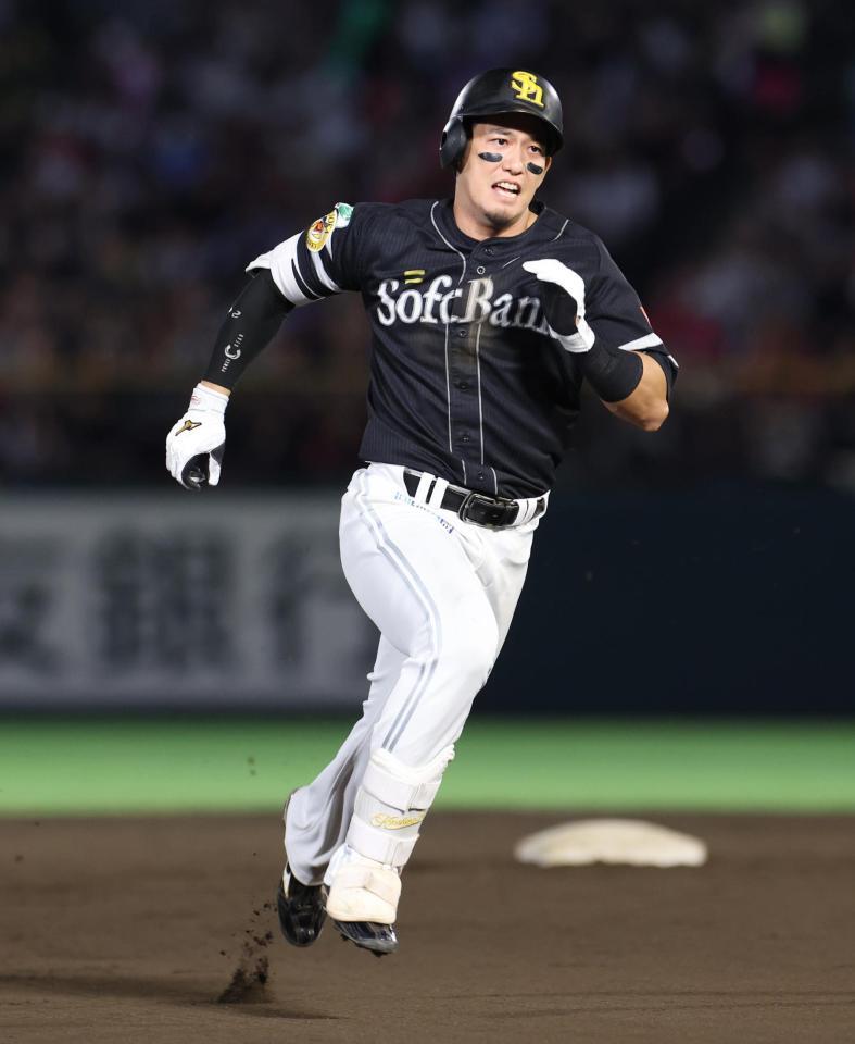 　７回、右翼線打を放ち三塁を目指す栗原（撮影・佐々木彰尚）