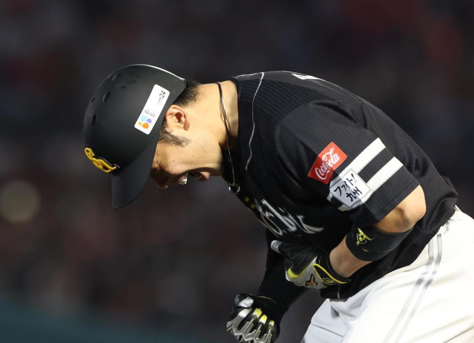 　７回、中越えに適時三塁打を放ち叫ぶ近藤（撮影・佐々木彰尚）