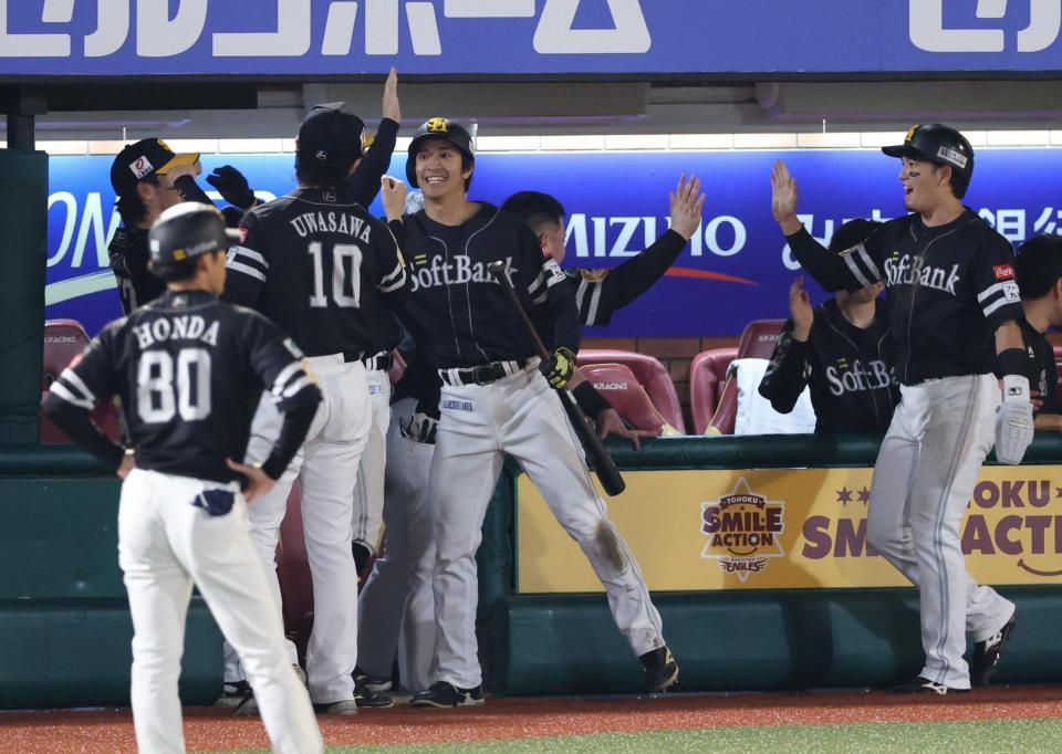 　６回、中越え２ランを放ちナインに迎えられる柳町（撮影・金田祐二）