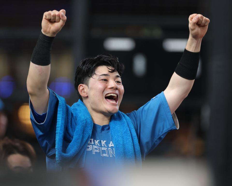 　７回、伏見の幸運な内野安打にガッツポーズの清宮幸（撮影・西岡正）