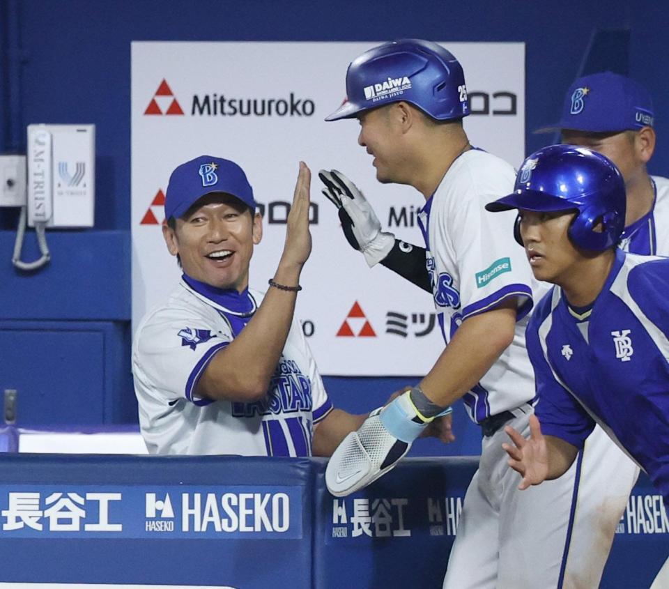 　７回、守備の乱れの間に生還した二走・筒香とタッチを交わす三浦監督（左）