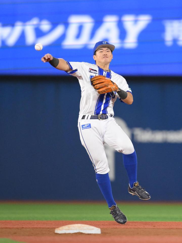 　７回、オコエの打球を処理し、好守備を見せる二塁手の林（撮影・伊藤笙子）