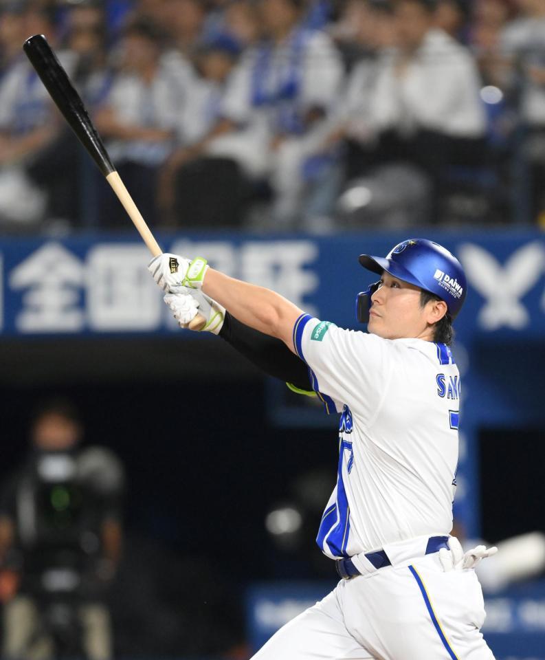 　１回、勝ち越しの中犠飛を打ち上げる佐野（撮影・伊藤笙子）