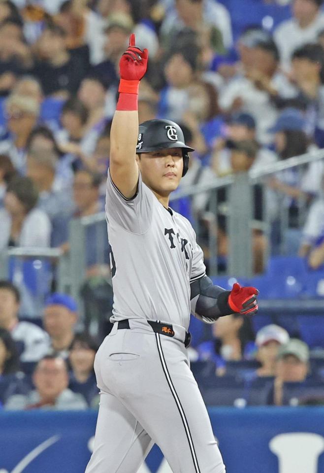 　１回、先制打を放ちポーズをとる岡本