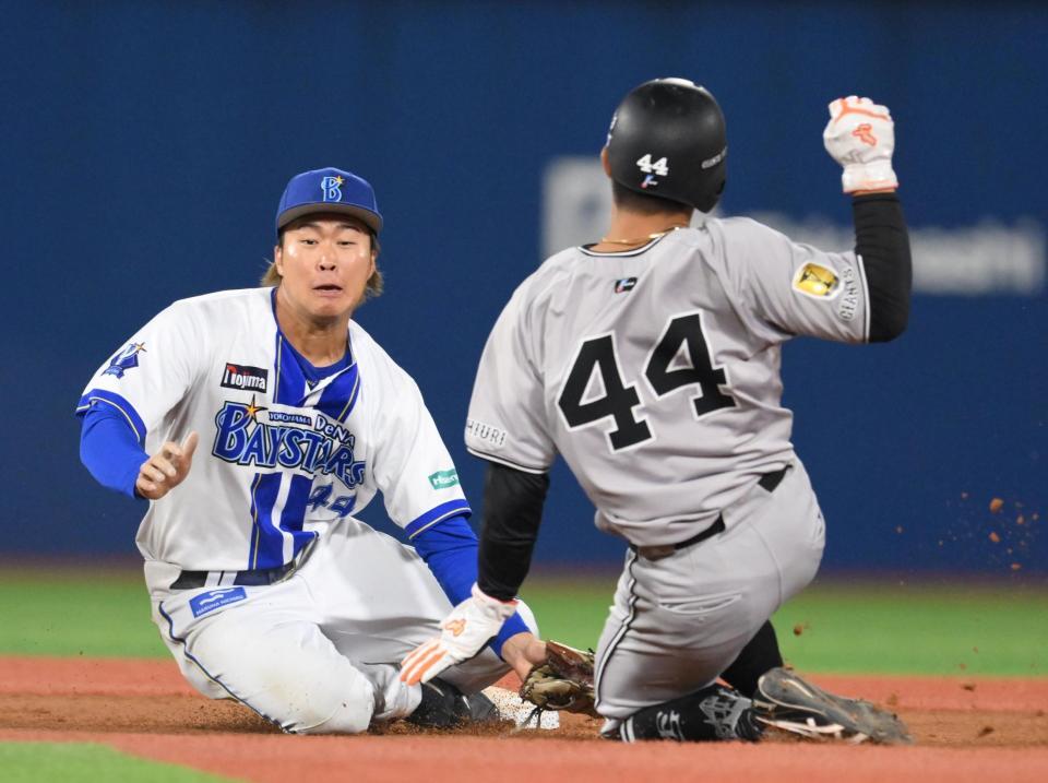 　７回、二盗を失敗する佐々木（奥は遊撃手の石上）＝撮影・伊藤笙子