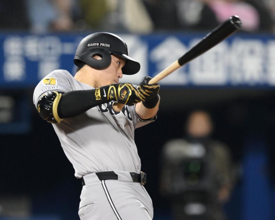 　５回、左前へ適時打を放つ泉口（撮影・伊藤笙子）