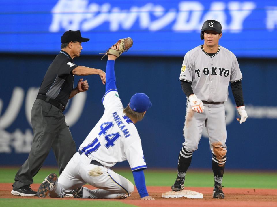 　７回、二盗を失敗する佐々木（右）＝撮影・伊藤笙子