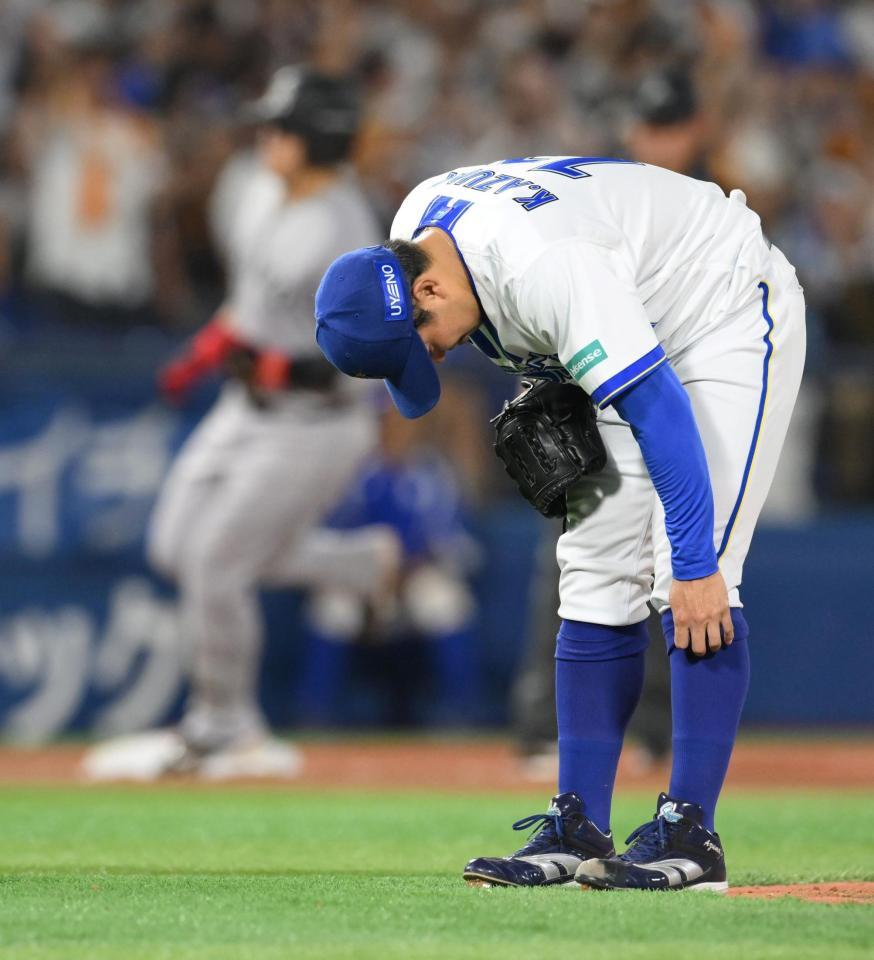 　５回、岡本（奥）に同点２ランを浴びた東（撮影・伊藤笙子）