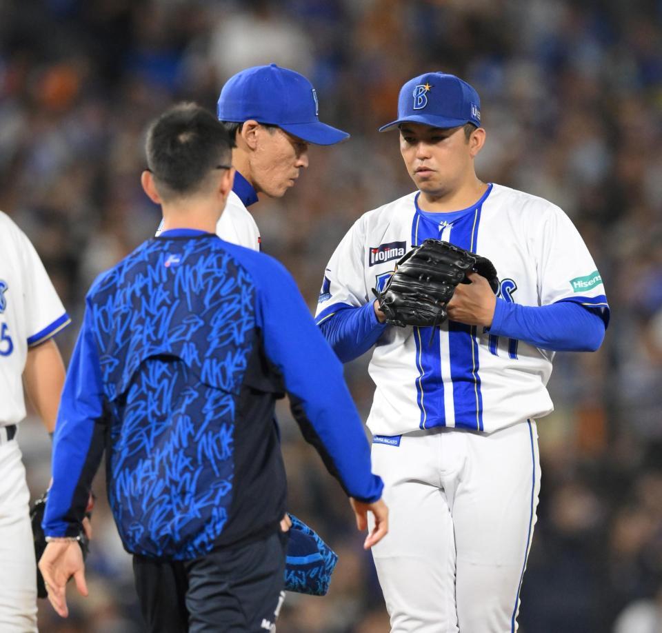 　６回、増田陸の打席で途中降板する東（撮影・伊藤笙子）