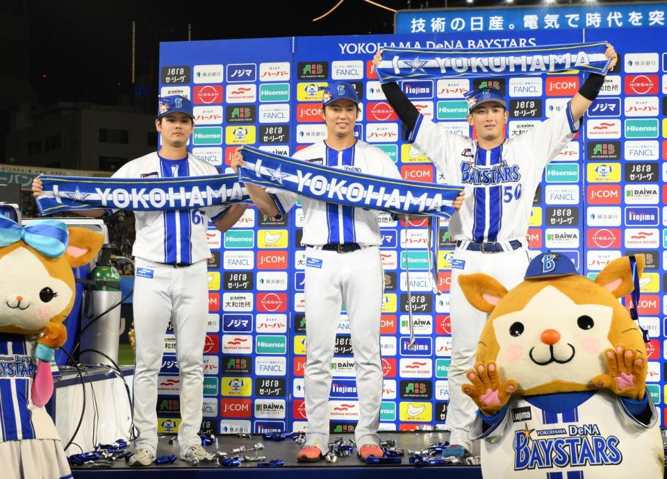 　お立ち台で笑顔を見せる（左から）宮城、森原、山本（撮影・伊藤笙子）