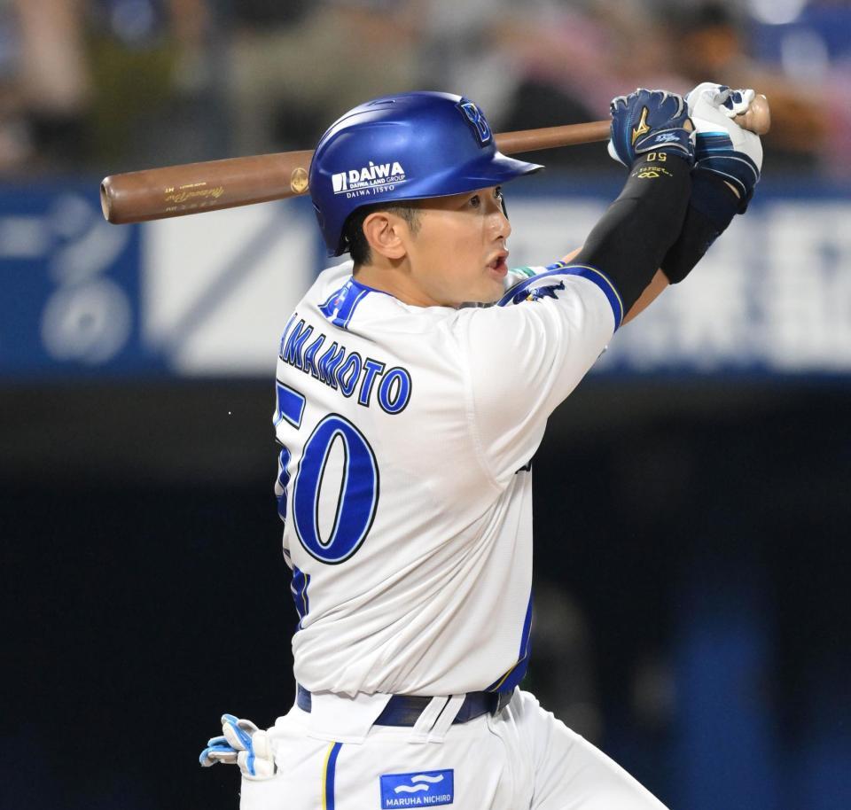 　７回、勝ち越しにつながる右前打を放つ山本（撮影・伊藤笙子）