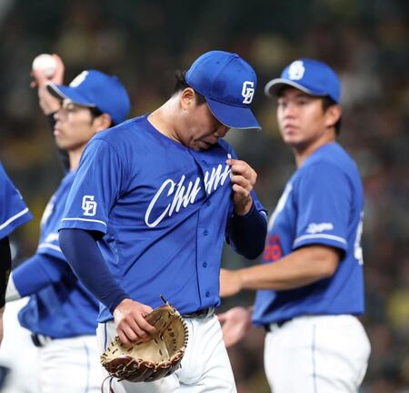 　１回、４点を先制されてベンチに引き揚げる柳（撮影・北村雅宏）