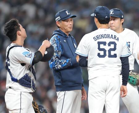 　３回、篠原（右）に降板を告げる西口監督（中央）＝撮影・西岡正