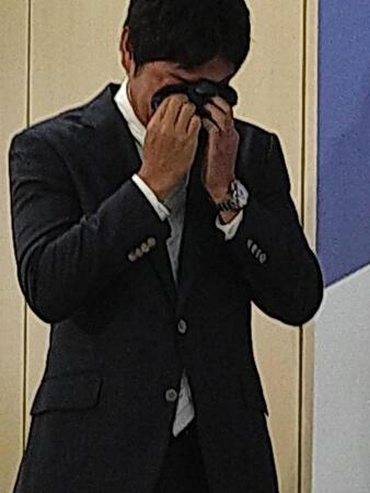 　引退会見で山田らに花束を贈られ号泣する川端（撮影・伊藤玄門）