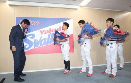 　会見を終え山田らから花束を受け取る川端（左端）＝撮影・石井剣太郎