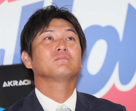 　引退会見に臨む川端（撮影・石井剣太郎）