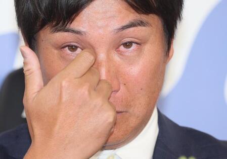 　引退会見に臨む川端（撮影・石井剣太郎）