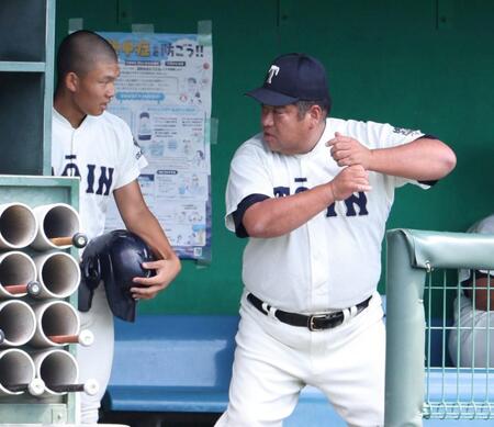 　１回、アドバイスを送る大阪桐蔭・西谷監督（右）＝撮影・中田匡峻