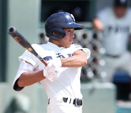 　１回、先制適時二塁打を放つ大阪桐蔭・中西佳虎（撮影・中田匡峻）