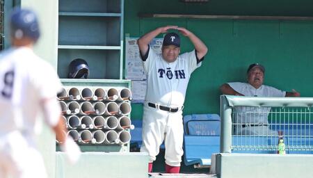 　６回、打席の内海竣太に指示を出す大阪桐蔭・西谷監督（中央）＝撮影・中田匡峻