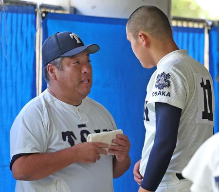 　浪速戦で好投した川本晴大（右）と話す大阪桐蔭・西谷監督（撮影・中田匡峻）