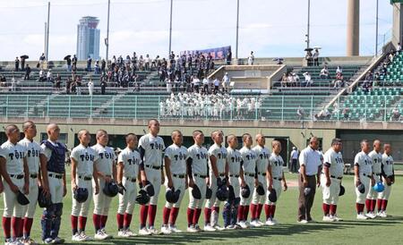 　浪速に勝利し、応援団にあいさつをする大阪桐蔭ナイン（撮影・中田匡峻）