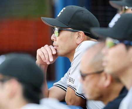 　３回裏、試合を見つめる阿部監督