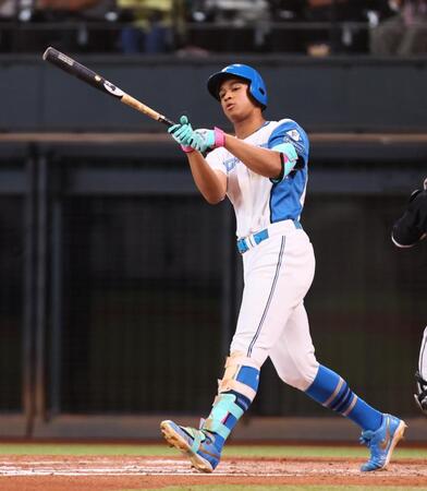 　ロッテ戦の８回、空振り三振を喫する代打・万波＝２２日