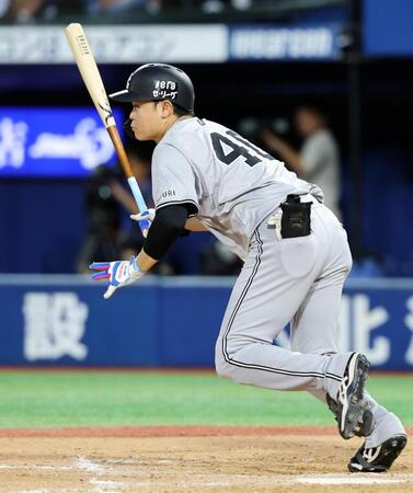 　９回、中山が中前に適時打を放つ