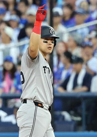 　９回、２点打を放ち、ポーズをとる岡本