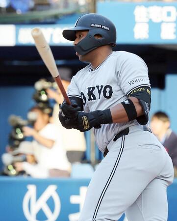 　７回、代打・オコエが左前に適時打を放つ