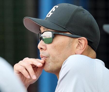 　６回、試合を見つめる阿部監督