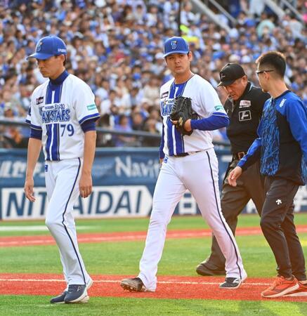 　７回途中、治療のためベンチに引き揚げ、そのまま降板した宮城（撮影・持木克友）