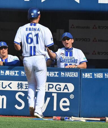 　１回、先制のホームを踏んだ蝦名を迎える三浦監督（撮影・持木克友）