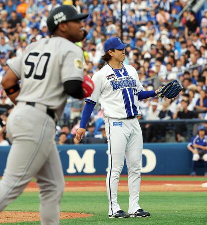 　７回、岡本に押し出し四球を与えた入江