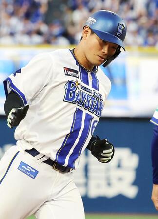 　８回、２ランを放ち、塁を回る蝦名