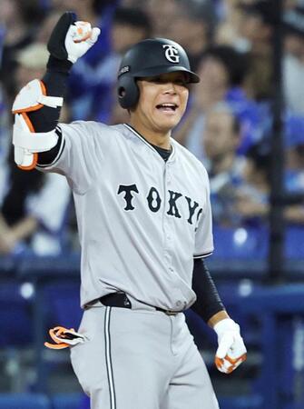 　９回、逆転２点打を放ち、ガッツポーズする佐々木
