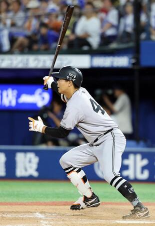 　９回、佐々木が右前に逆転２点打を放つ