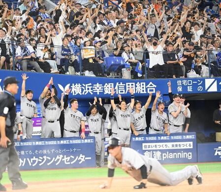 　９回、逆転に成功し沸き上がる巨人ベンチ（手前は生還した中山）＝撮影・持木克友
