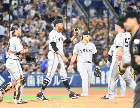 　９回を抑えたマルティネスとハイタッチを交わす巨人ナイン（撮影・持木克友）