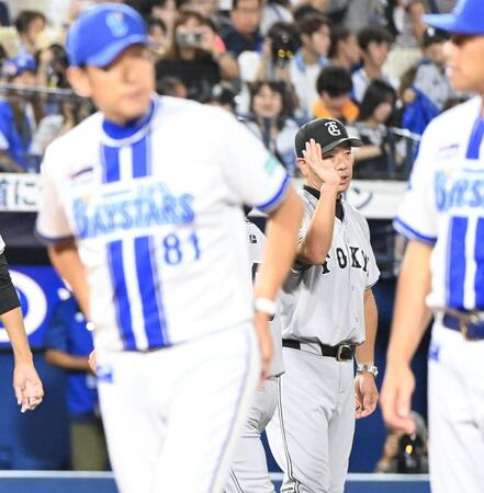 　勝って人を迎える阿部監督と負けてスタンドにあいさつする三浦監督（左）＝撮影・持木克友