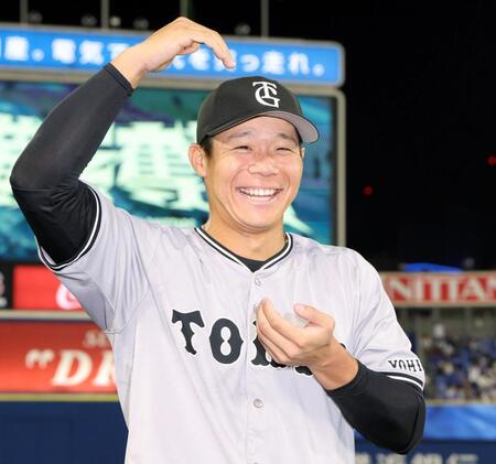 　ヒーローインタビューを終え、ポーズをとる佐々木