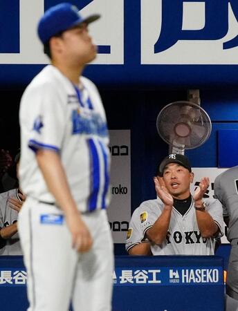 　９回、逆転を喜ぶ阿部監督。手前は伊勢