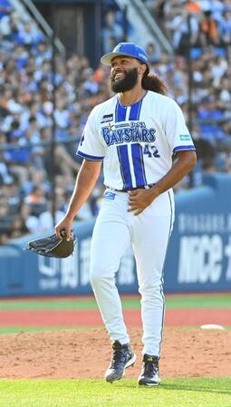 　６回、リチャードを空振りの三振に仕留めマウンドで笑顔を見せるジャクソン（撮影・持木克友）