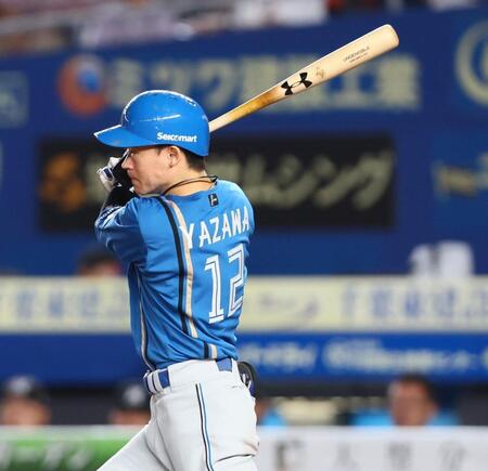 　３回、右前適時打を放つ矢沢（撮影・中島達哉）